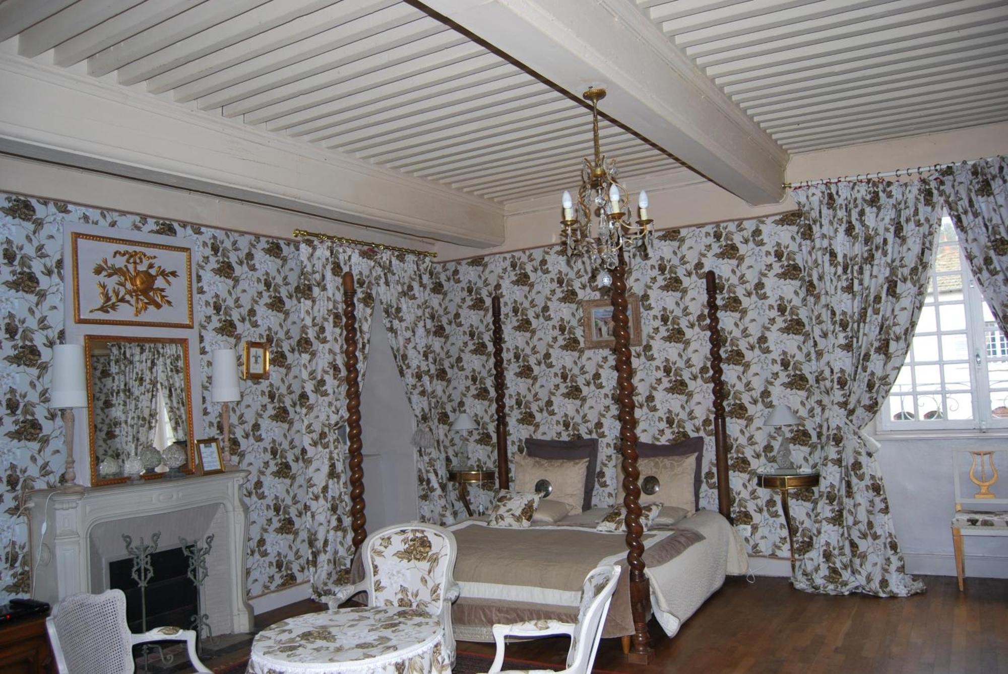 Chateau De Chantelauze Olliergues Bilik gambar