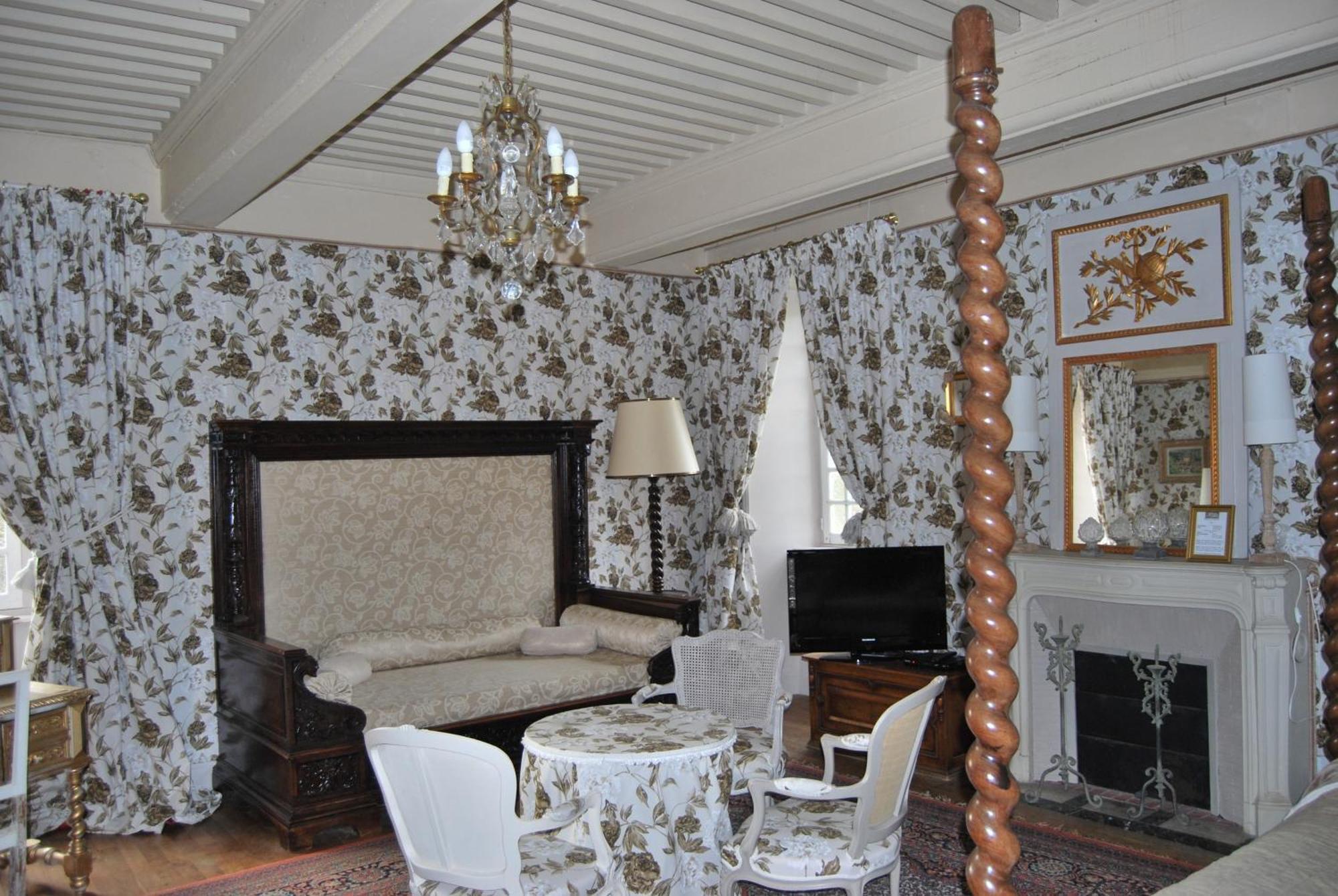 Chateau De Chantelauze Olliergues Bilik gambar